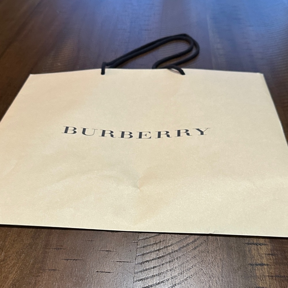 Burberry Tan Bag with Black Accents
Elegant Gift Bag